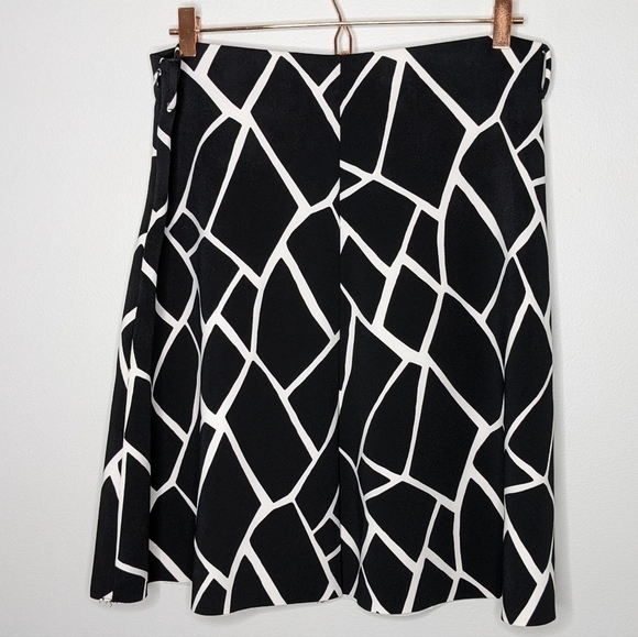 ✨3/$15 Worthington black white abstract skirt 12 - Picture 3 of 6